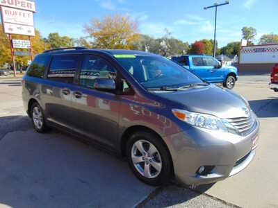 2017 Toyota Sienna, $10995. Photo 3