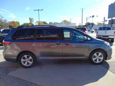 2017 Toyota Sienna, $10995. Photo 4