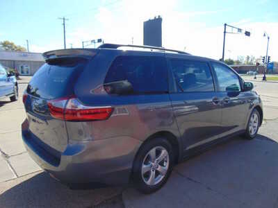 2017 Toyota Sienna, $10995. Photo 5