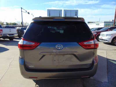 2017 Toyota Sienna, $10995. Photo 6