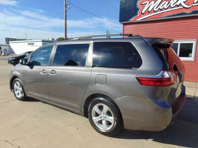 2017 Toyota Sienna, $10995. Photo 7