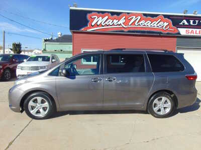 2017 Toyota Sienna, $10995. Photo 8
