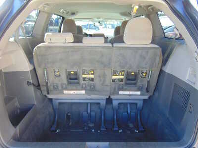 2017 Toyota Sienna, $10995. Photo 9