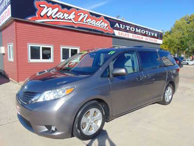2017 Toyota Sienna, $10995. Photo 1