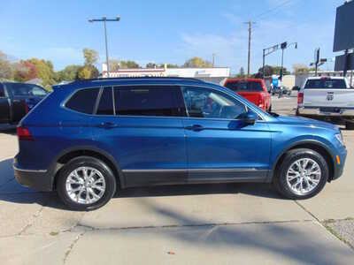 2020 Volkswagen Tiguan, $15995. Photo 4