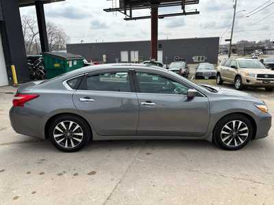 2017 Nissan Altima, $10995.00. Photo 2