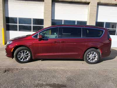 2022 Chrysler Pacifica, $36675. Photo 1