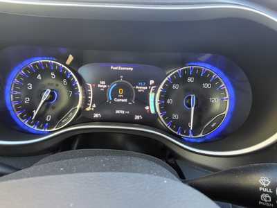 2022 Chrysler Pacifica, $29999. Photo 2