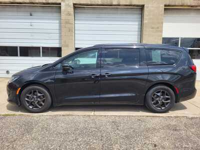 2020 Chrysler Pacifica, $14888. Photo 1
