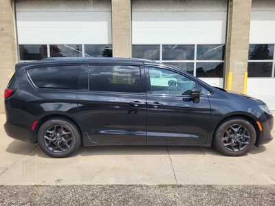 2020 Chrysler Pacifica, $14888. Photo 2