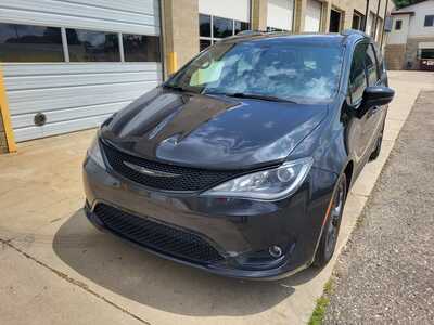 2020 Chrysler Pacifica, $14888. Photo 3