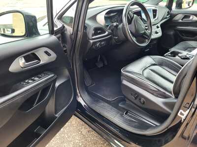 2020 Chrysler Pacifica, $14888. Photo 10