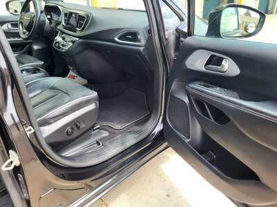 2020 Chrysler Pacifica, $14888. Photo 11