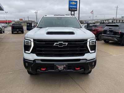 2025 Chevrolet 2500 Crew Cab, $73485. Photo 3