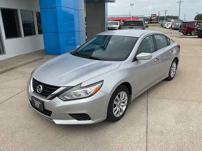 2016 Nissan Altima, $7495. Photo 2