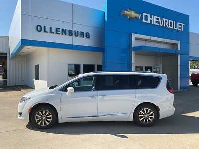 2019 Chrysler Pacifica, $18995. Photo 1