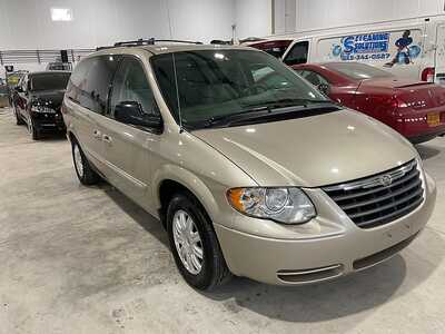 2006 Chrysler Town & Country, $4995. Photo 3