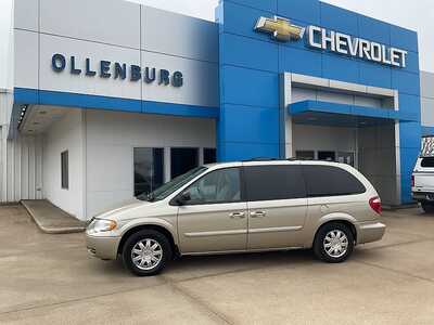 2006 Chrysler Town & Country, $4995. Photo 1
