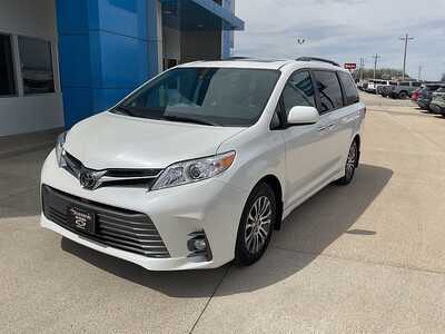 2018 Toyota Sienna, $24495. Photo 2