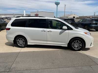 2018 Toyota Sienna, $24495. Photo 5