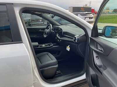 2026 Chevrolet Equinox, $35790. Photo 12