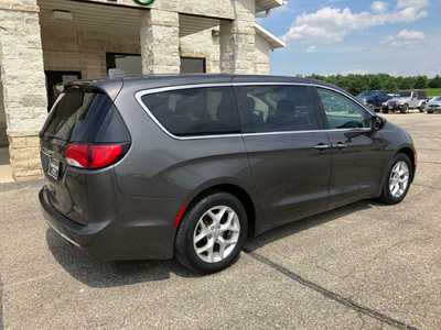 2018 Chrysler Pacifica, $11295. Photo 2