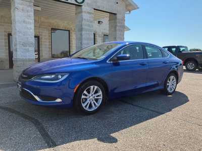 2015 Chrysler 200, $9795. Photo 3