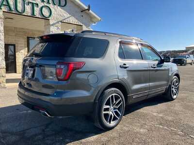 2017 Ford Explorer, $14995. Photo 2