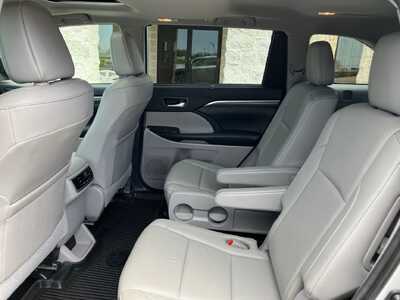 2018 Toyota Highlander, $20995. Photo 9