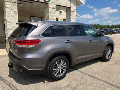 2018 Toyota Highlander, $17995. Photo 2