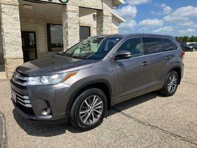 2018 Toyota Highlander, $17995. Photo 3