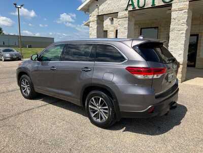 2018 Toyota Highlander, $17995. Photo 4