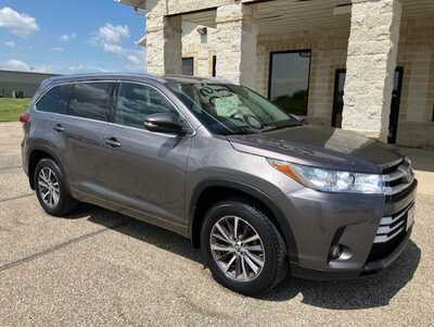 2018 Toyota Highlander, $17995. Photo 1