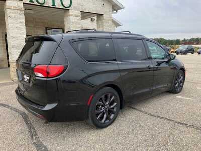 2018 Chrysler Pacifica, $11795. Photo 2