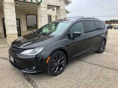 2018 Chrysler Pacifica, $11795. Photo 3