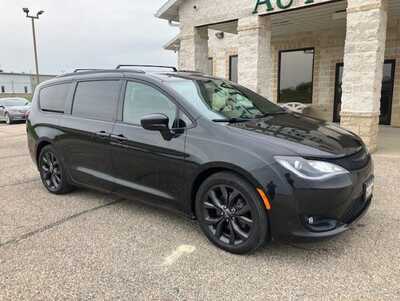 2018 Chrysler Pacifica, $11795. Photo 1
