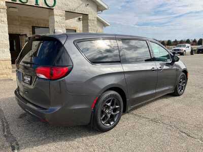 2019 Chrysler Pacifica, $10995. Photo 2