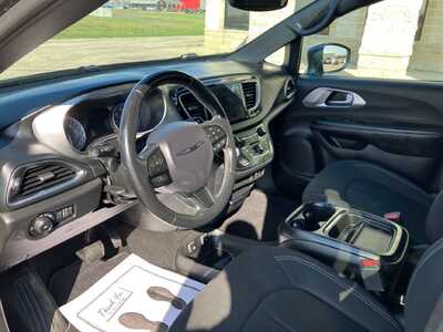 2019 Chrysler Pacifica, $10995. Photo 7