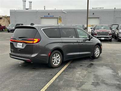 2023 Chrysler Pacifica, $23999. Photo 5