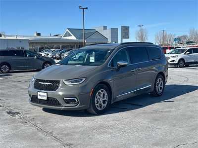 2023 Chrysler Pacifica, $27999. Photo 2