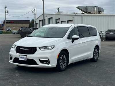 2023 Chrysler Pacifica, $23999. Photo 2