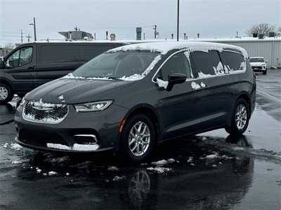 2023 Chrysler Pacifica, $23999. Photo 2