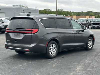 2023 Chrysler Pacifica, $23499. Photo 2