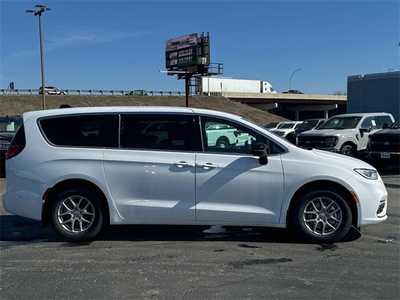 2025 Chrysler Pacifica, $39989. Photo 11