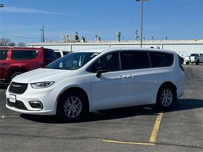 2025 Chrysler Pacifica, $39989. Photo 4