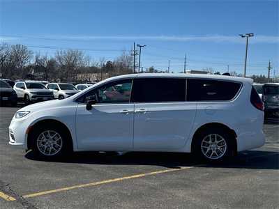 2025 Chrysler Pacifica, $39989. Photo 5