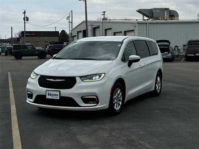 2023 Chrysler Pacifica, $23999. Photo 2