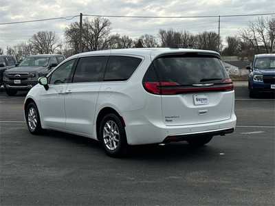 2023 Chrysler Pacifica, $23999. Photo 4