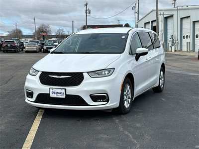 2023 Chrysler Pacifica, $23999. Photo 2