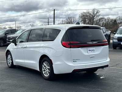 2023 Chrysler Pacifica, $23999. Photo 4